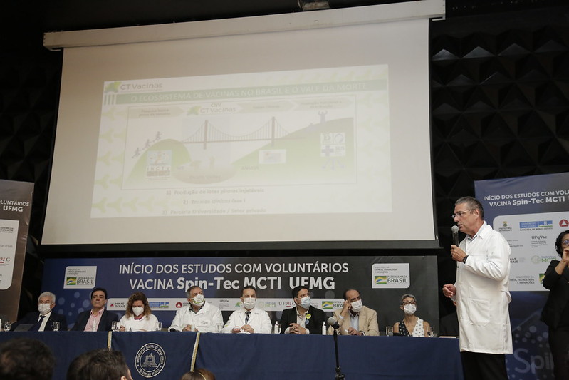 Professor Ricardo Gazzinelli fala sobre desenvolvimento da vacina (Foca Lisboa/UFMG)