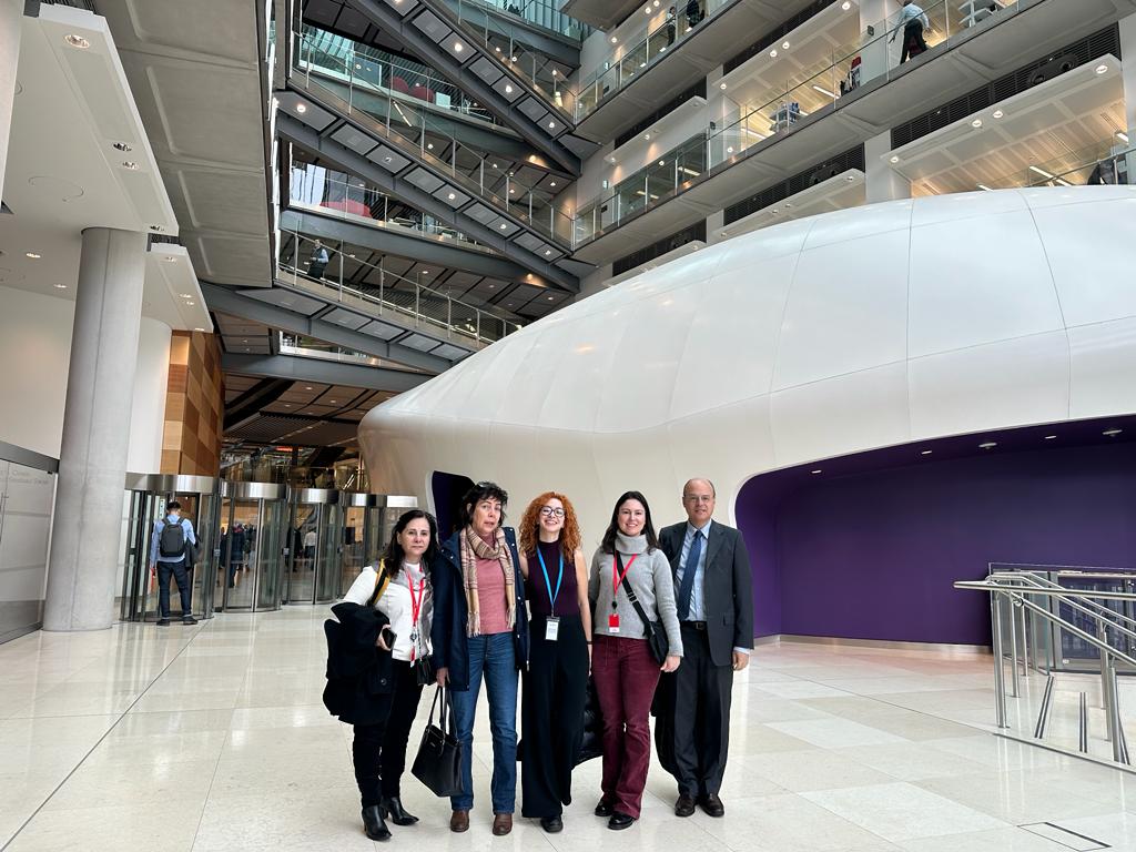 Equipe conhece a imponente estrutura do Instituto Francis Crick, o antigo Centro de Pesquisa Médica e Inovação do Reino Unido (CTVacinas/Divulgação)