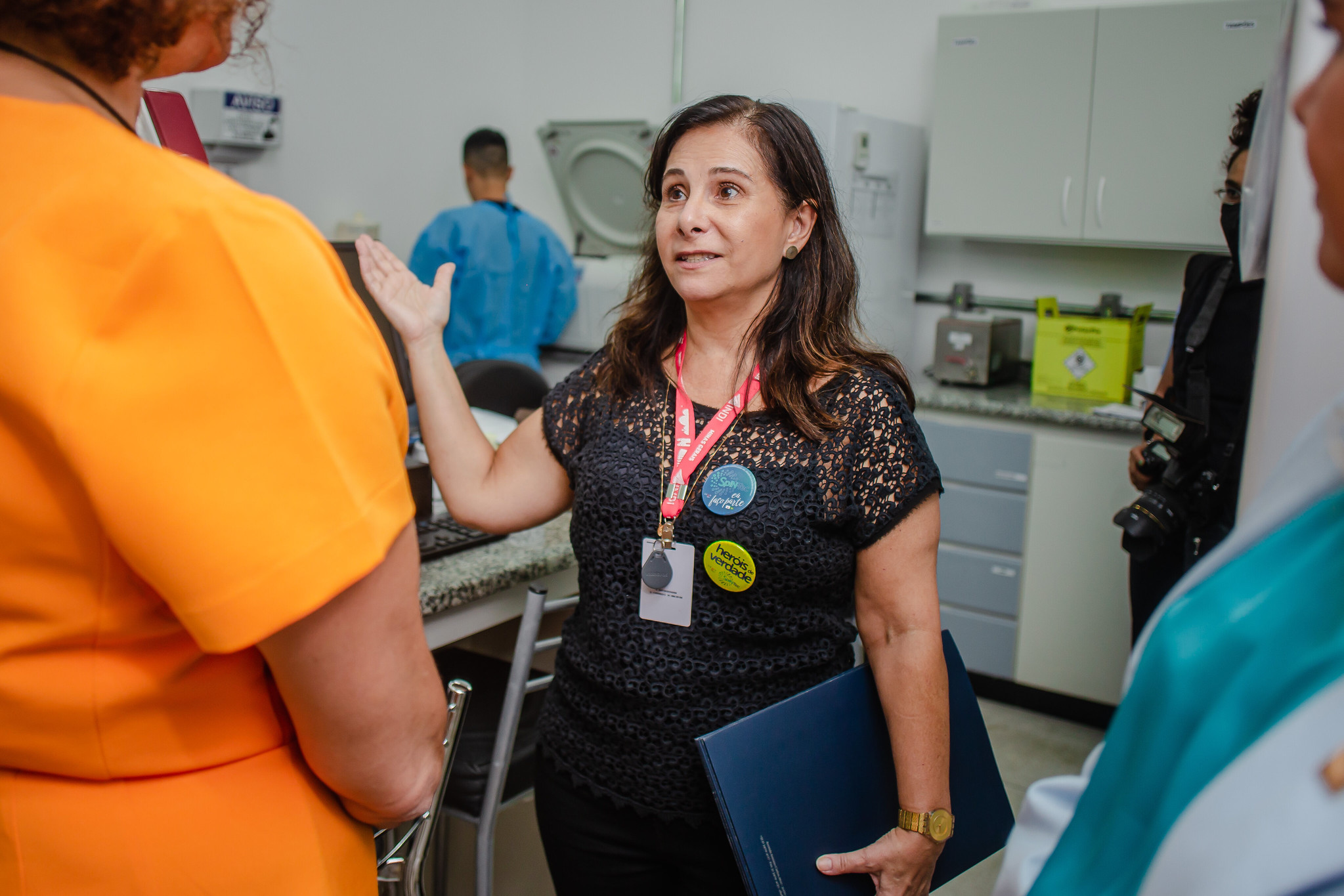 Ana Paula Fernandes apresenta um dos laboratórios à ministra e à reitora Sandra Goulart (Luara Baggi/MCTI)