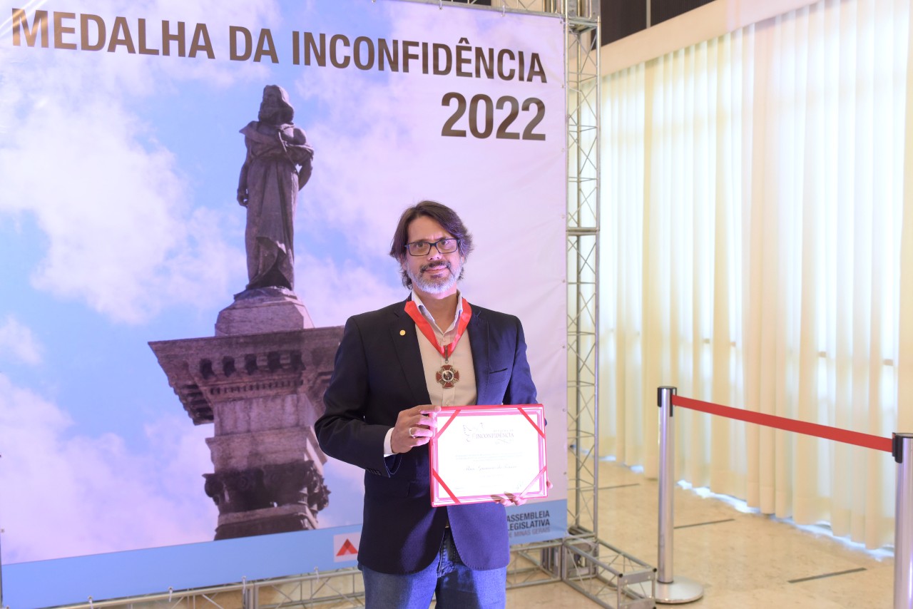 Flávio da Fonseca com a Medalha da Inconfidência (Daniel Protzner/ALMG)