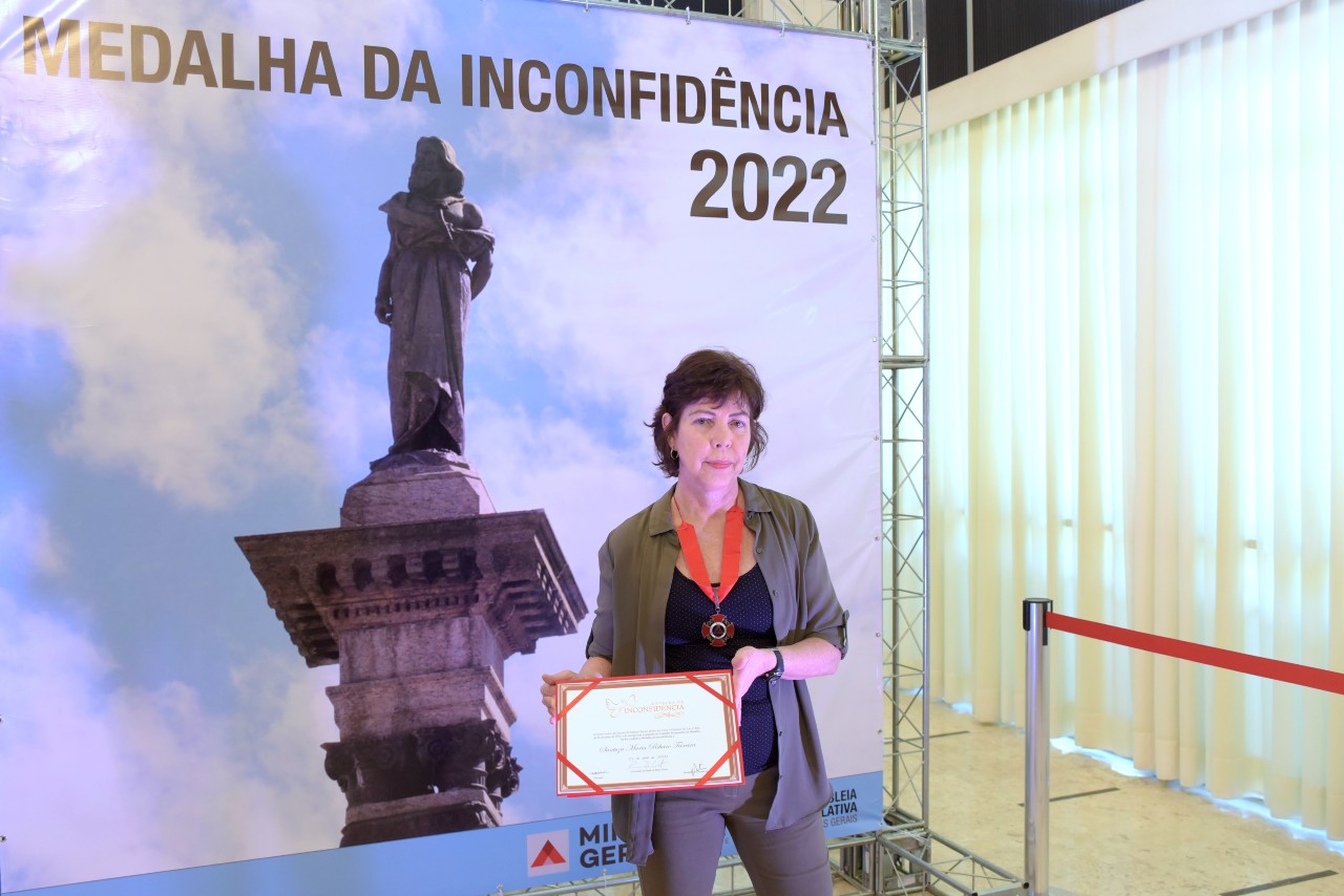 Santuza Teixeira recebe a Medalha da Inconfidência (Daniel Protzner/ALMG)