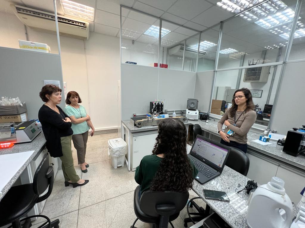 Ana Caetano visitou todos os laboratórios do centro (CTVacinas/Divulgação)
