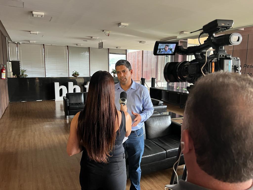 Helton Santiago é entrevistado pela RecordTV Minas