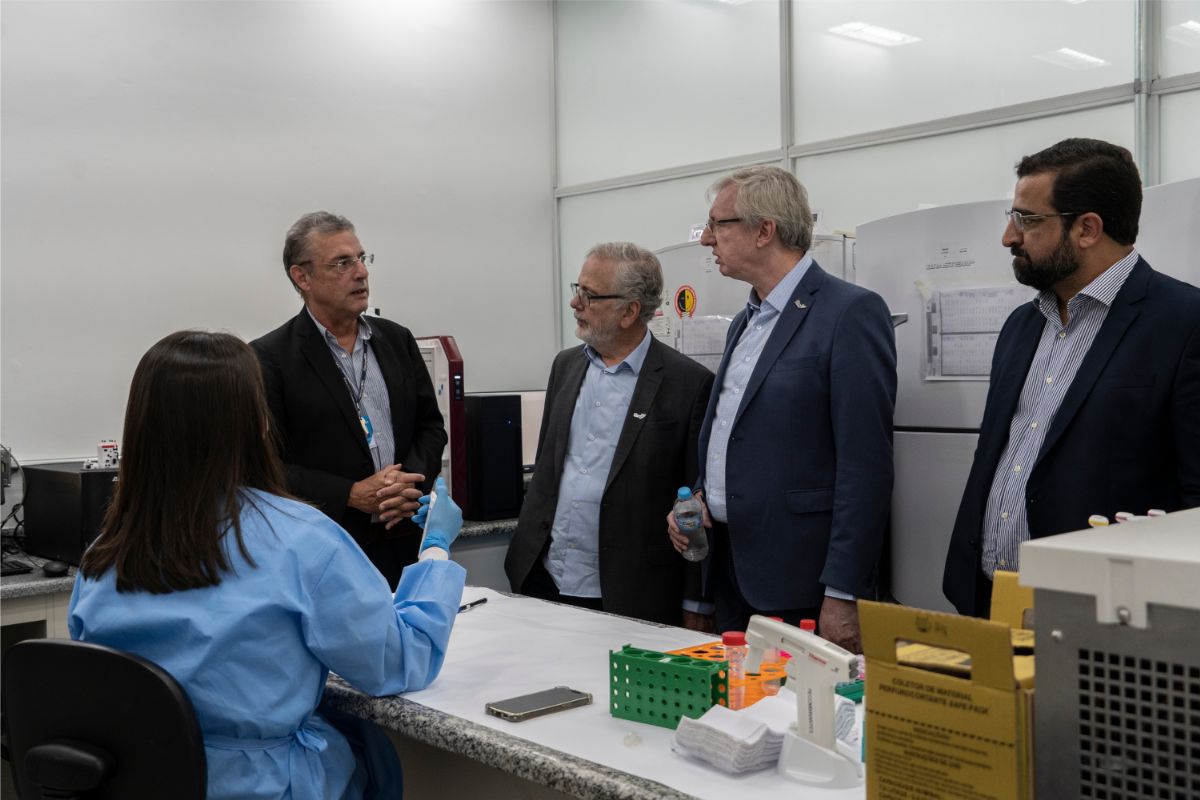 Celso Pansera e equipe visitam laboratório do CTVacinas sob a orientação de Ricardo Gazzinelli