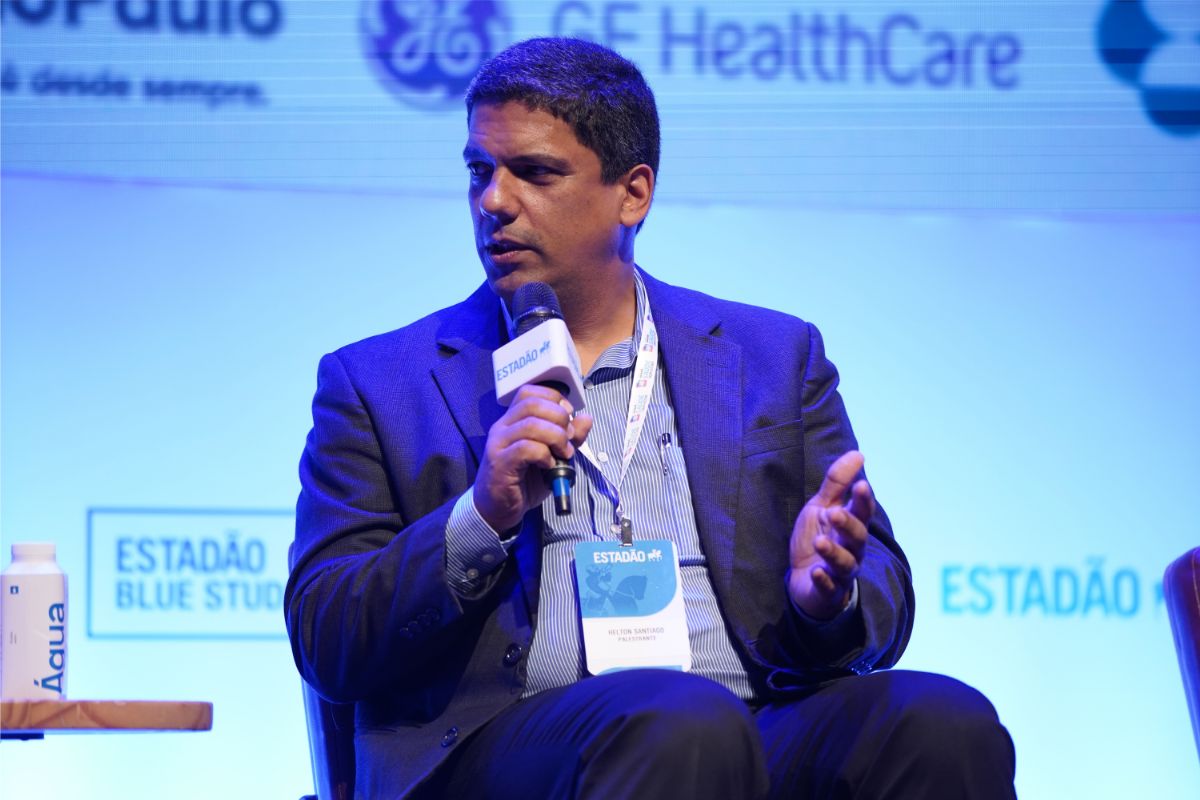 Helton Santiago fala durante palestra no Summit Saúde Estadão