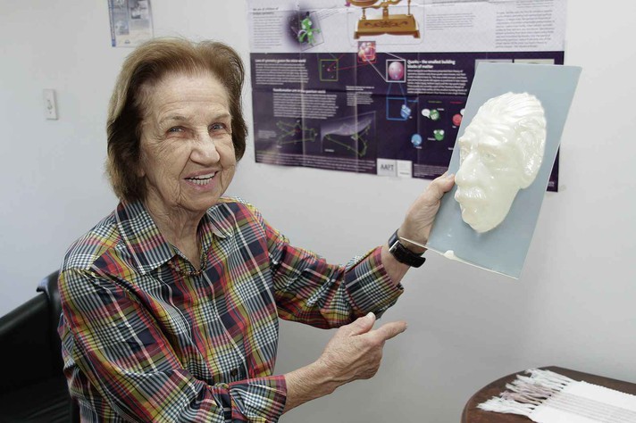 Beatriz Alvarenga Segura Máscara Do Einstein