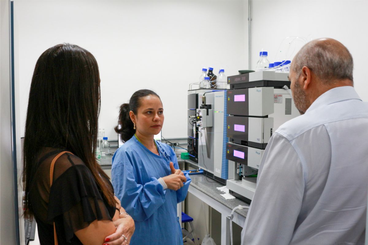 Diana Gomez apresenta espectrometria de massas à diretoria da Fapemig