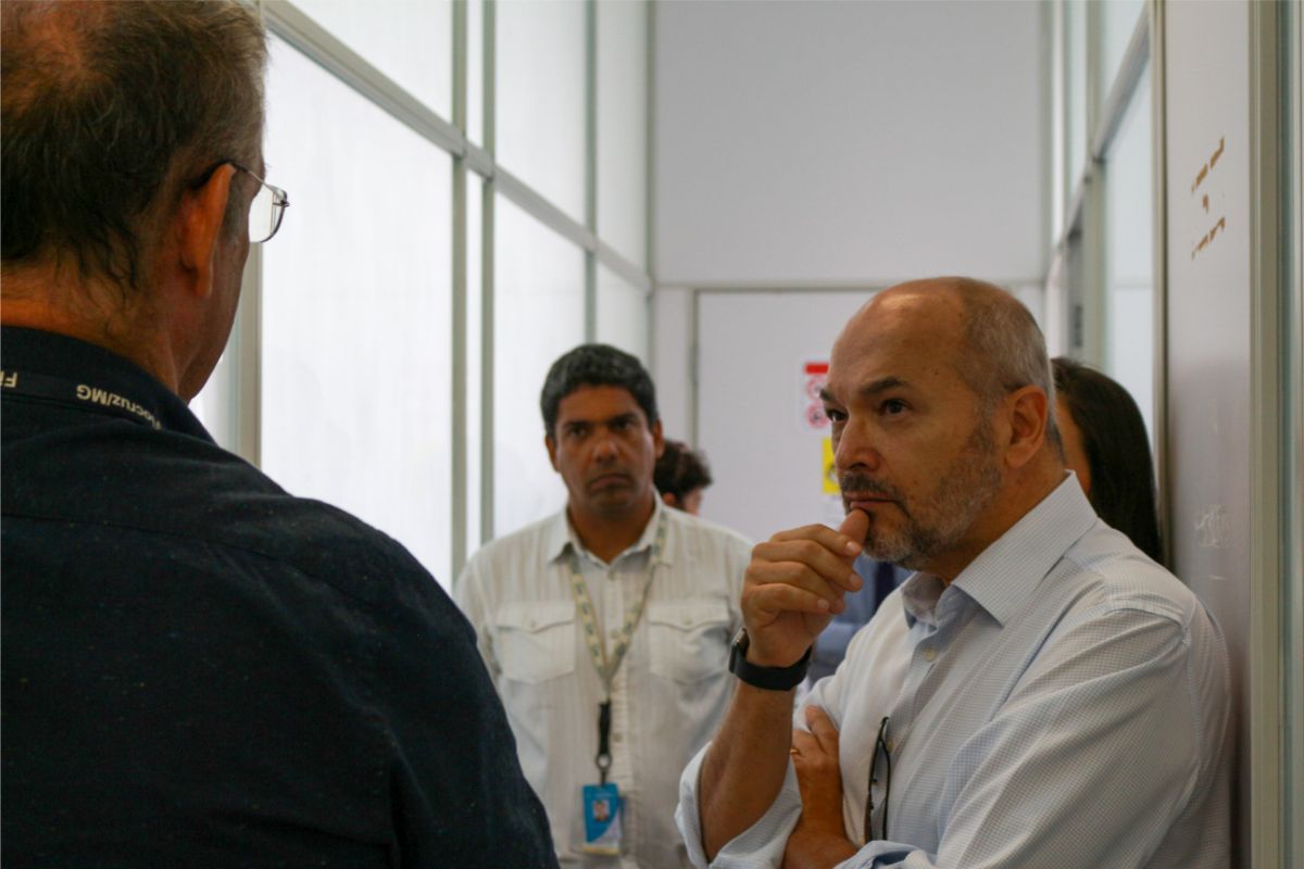 Presidente da Fapemig, Carlos Arrudas, observa explicação de Ricardo Gazzinelli, com Helton Santiago ao fundo