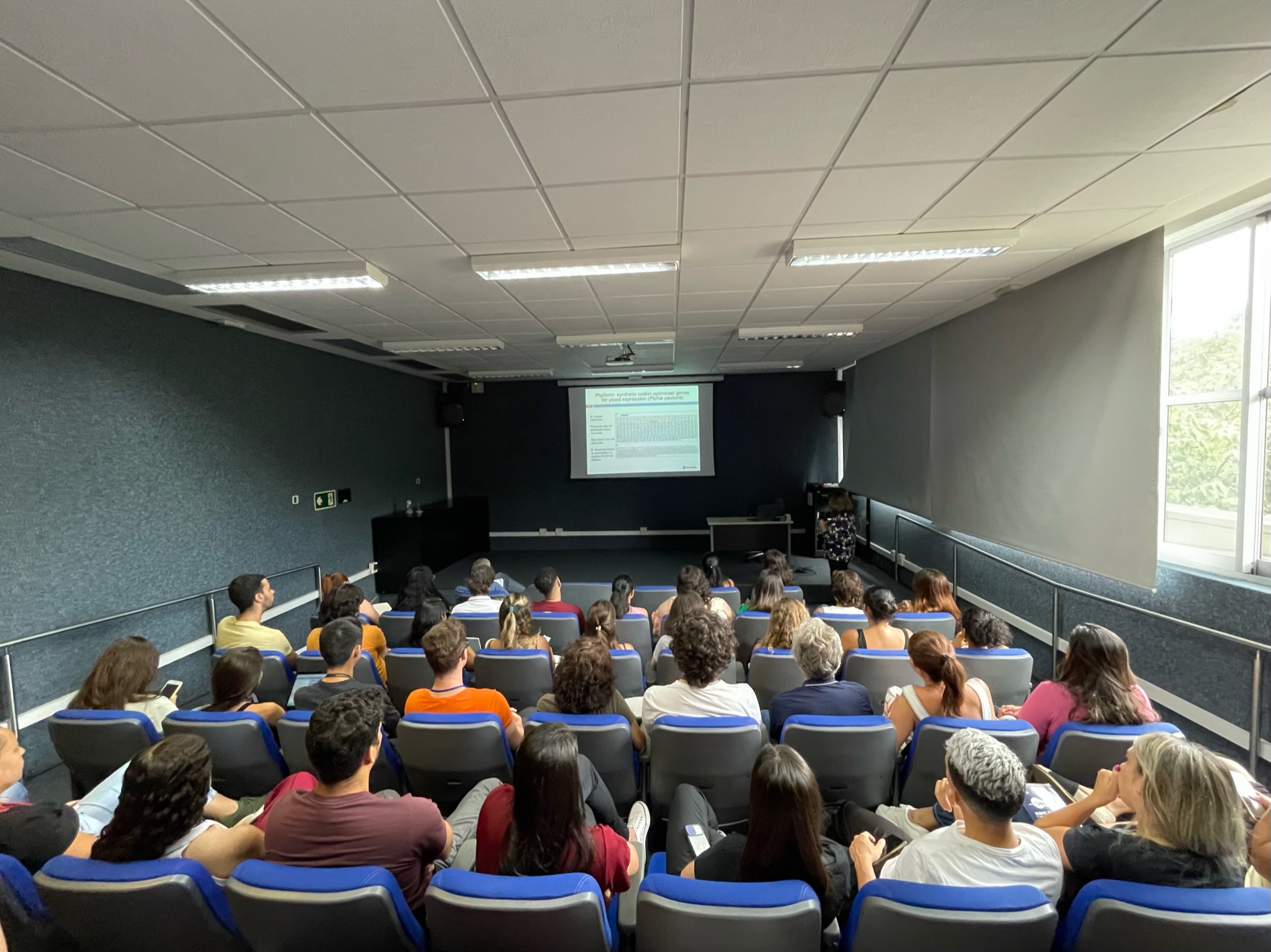 Irene Soares fala durante Série de Seminários CTVacinas