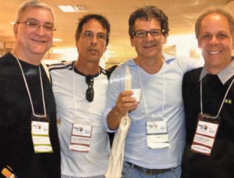 Rodrigo Correa Oliveira ao lado de amigos