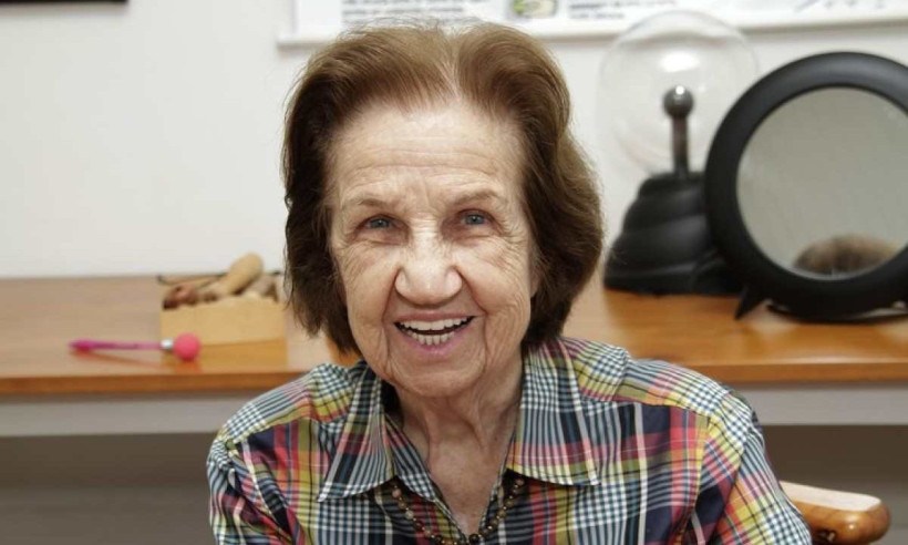 Beatriz Alvarenga sorrindo