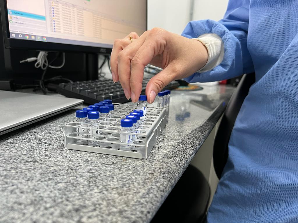 Mãos operam em laboratório