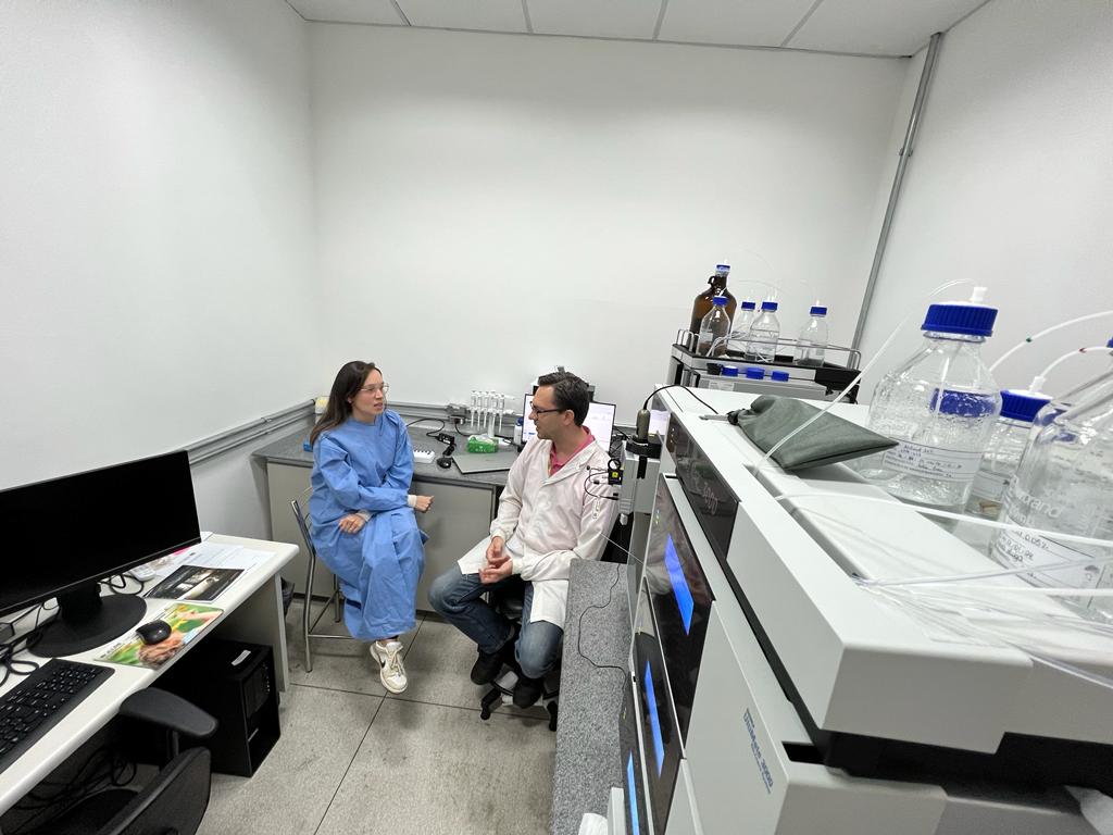 Miller Pulito Rufino e Isabela Pereira trocam informações