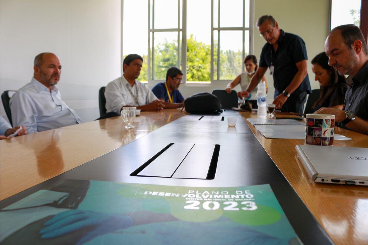 Coordenação do CTVacinas e diretoria da Fapemig conversam em sala de reunião do BH-TEC