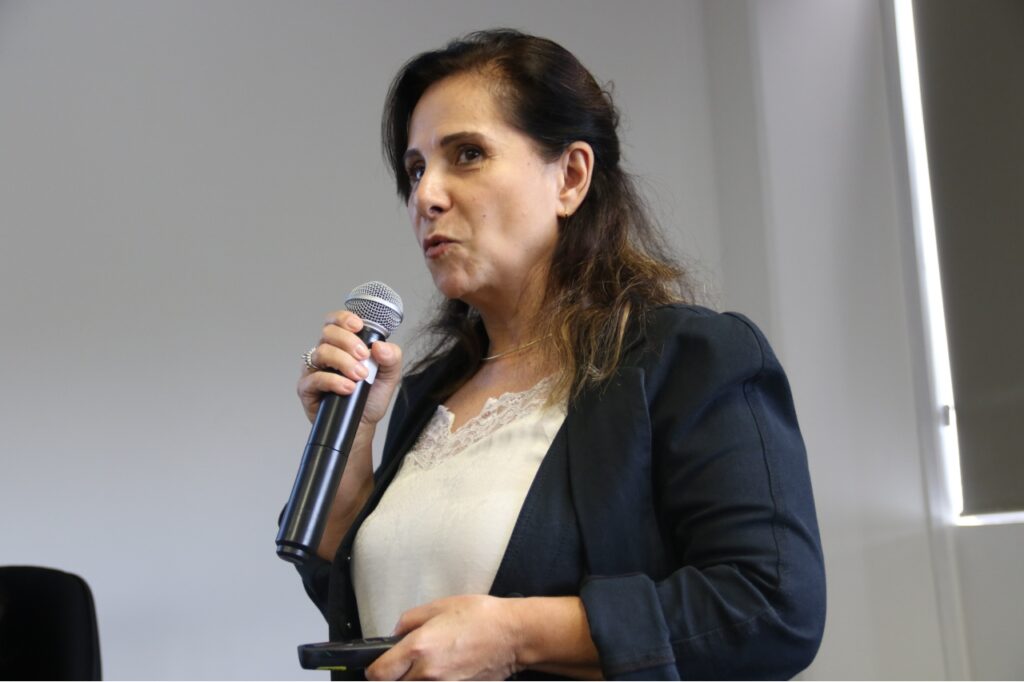 Ana Paula Fernandes fala durante conferência estadual de ciência e tecnologia