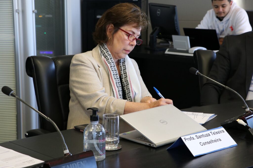 Santuza Teixeira assina documento durante cerimônia de posse no Conselho Curador da Fapemig