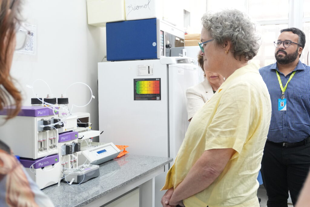 Diretora conhece instalações do CTVacinas