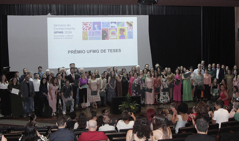 Vencedores do Prêmio UFMG de Teses recebem certificados