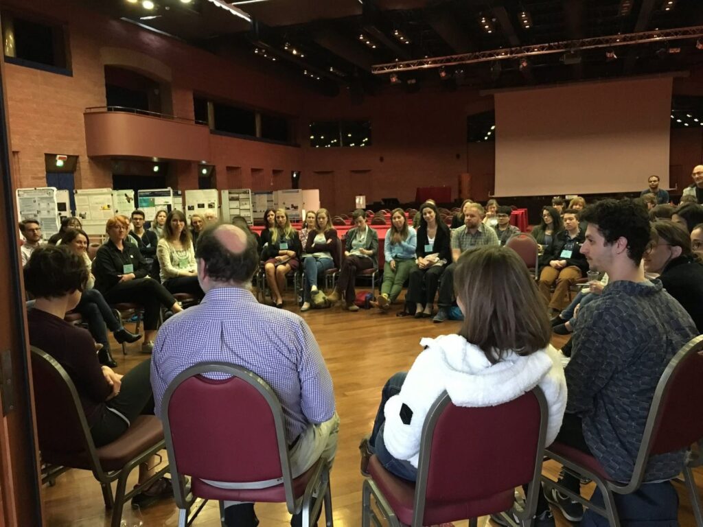 Participantes da Gordon Research Conference se reúnem em círculo