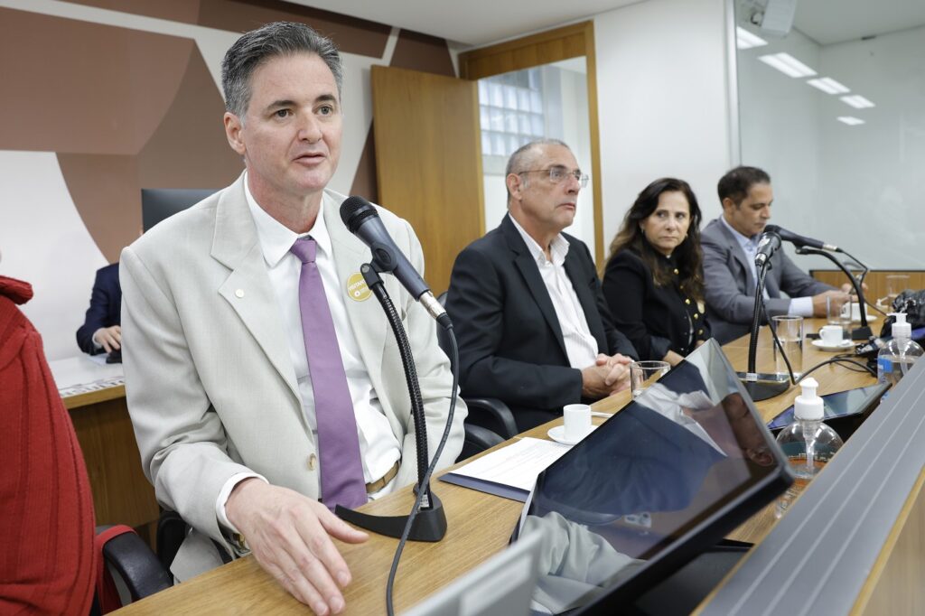Rui Neves fala durante audiência pública sobre CTVacinas na ALMG