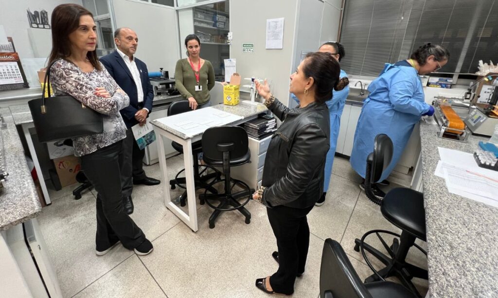 Ana Paula Fernandes mostra laboratório do CTVacinas a Mônica Levi e Renato Kfouri, da SBIm