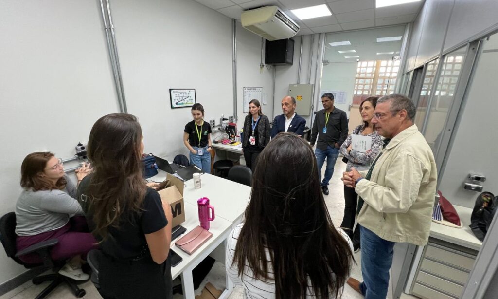 Grupo de pesquisadores do CTVacinas apresenta desenvolvimento a Mônica Levi e Renato Kfouri, da SBIm