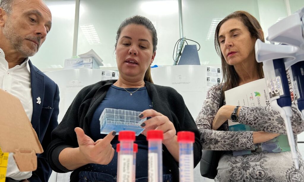 Mônica Levi e Renato Kfouri, da SBIm, escutam explicação da pesquisadora Natalia Salazar