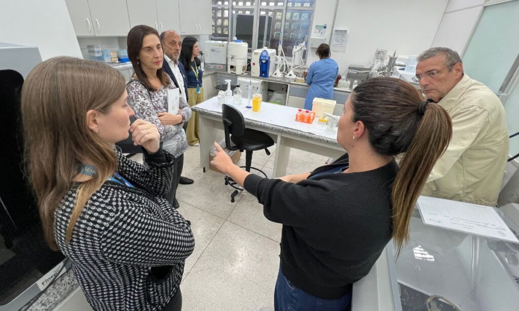 Mônica Levi e Renato Kfouri, da SBIm, visitam laboratório do CTVacinas