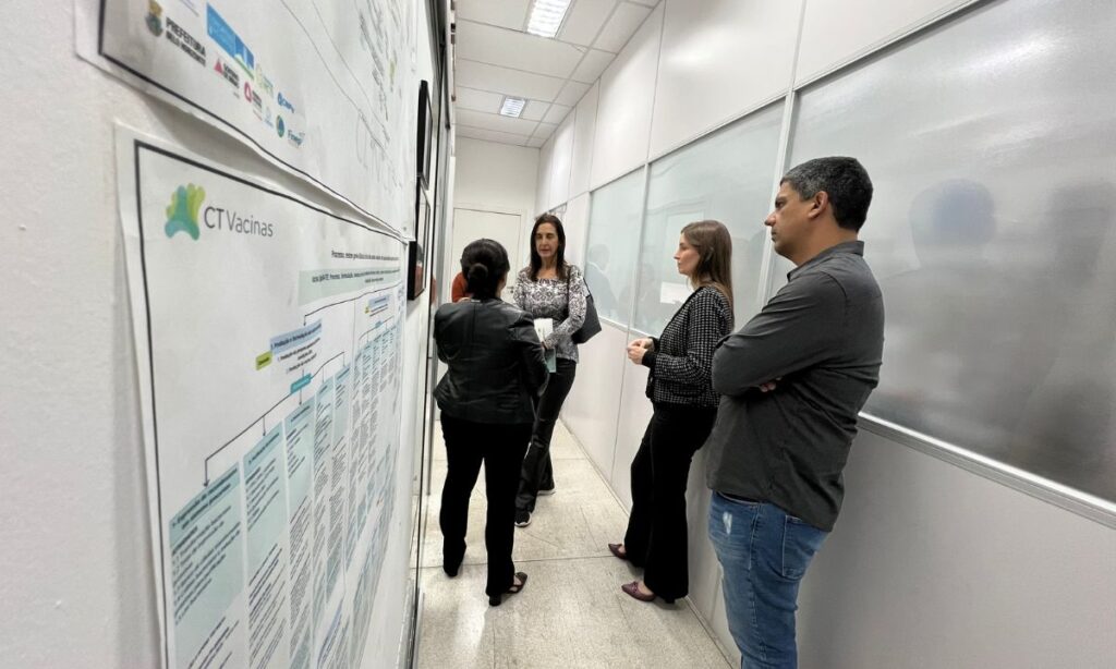 Presidente da SBIm, Mônica Levi, visita estrutura do CTVacinas