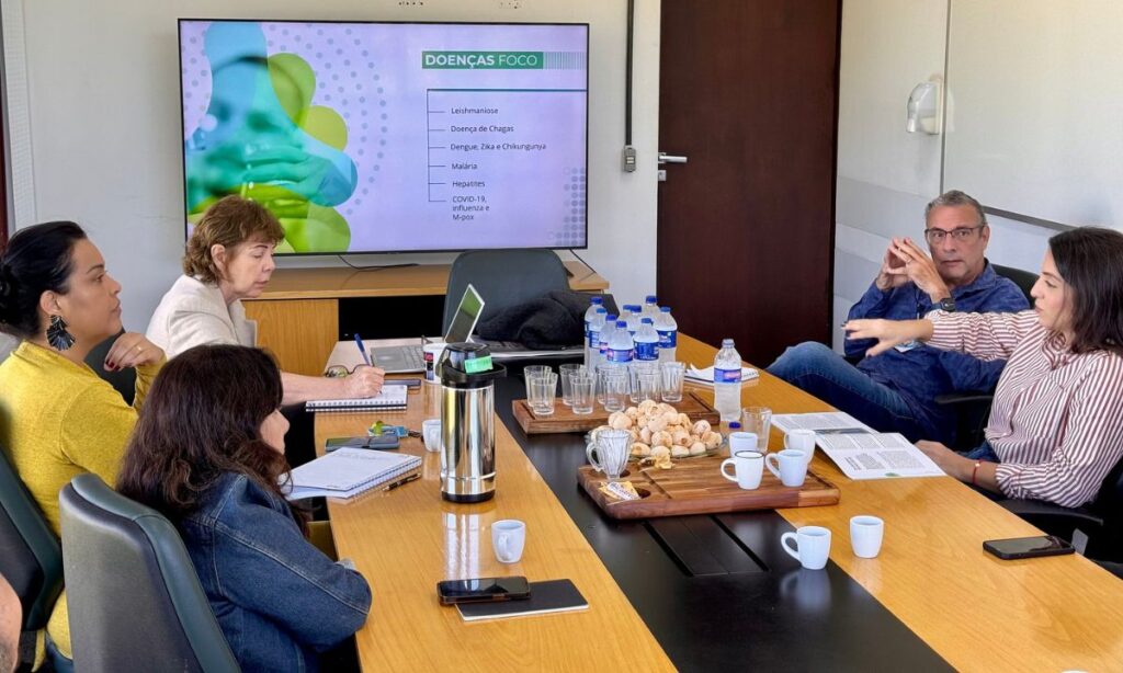 Reunião no BH-TEC entre comitê gestor do CTVacinas, Marco Crocco e Marcela Trópia