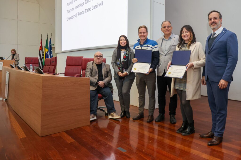 Júlia Castro recebe diploma ao ganhar Prêmio Tese Destaque USP