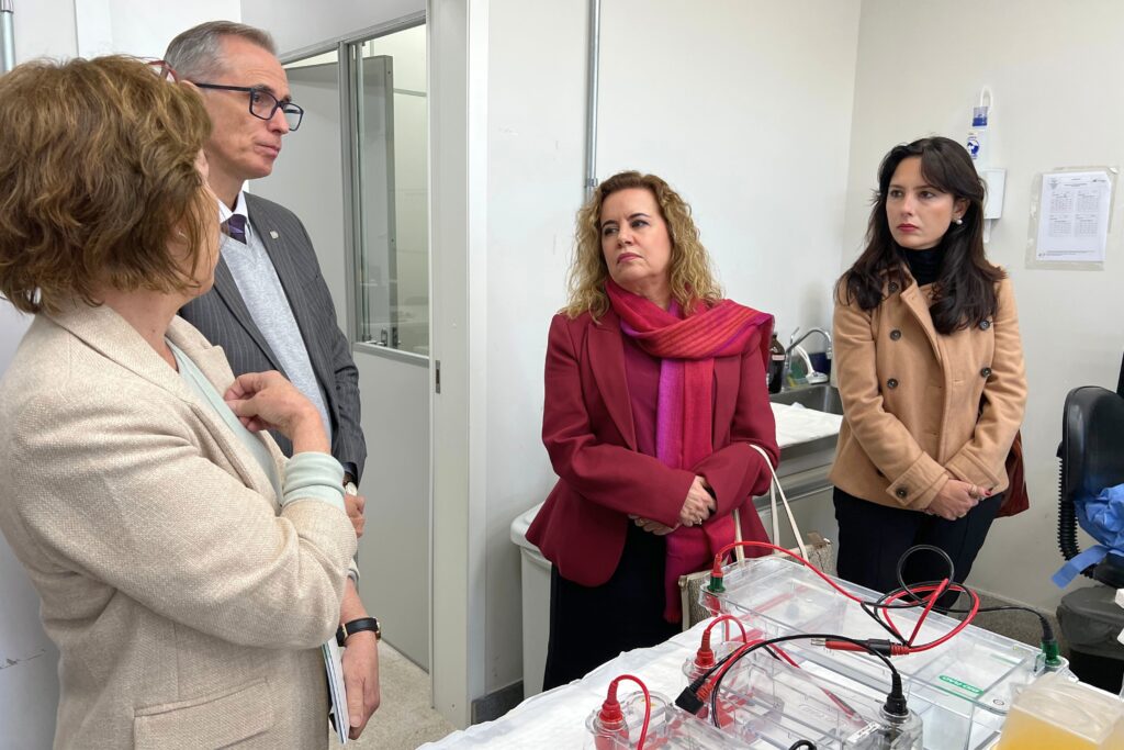Santuza Teixeira, Sandra Goulart, Alessandro Moreira e a secretária Mila Corrêa em laboratório do CTVacinas