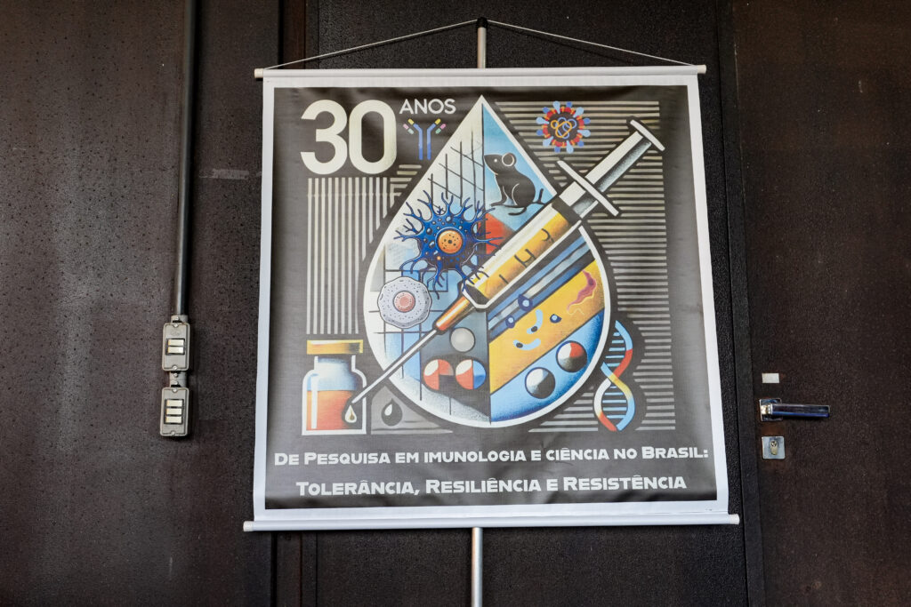 Banner exposto sobre o evento de 30 anos de Pesquisa em Imunologia
