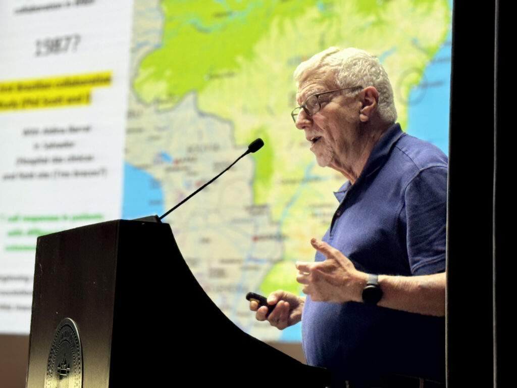 Alan Sher discursa durante o evento