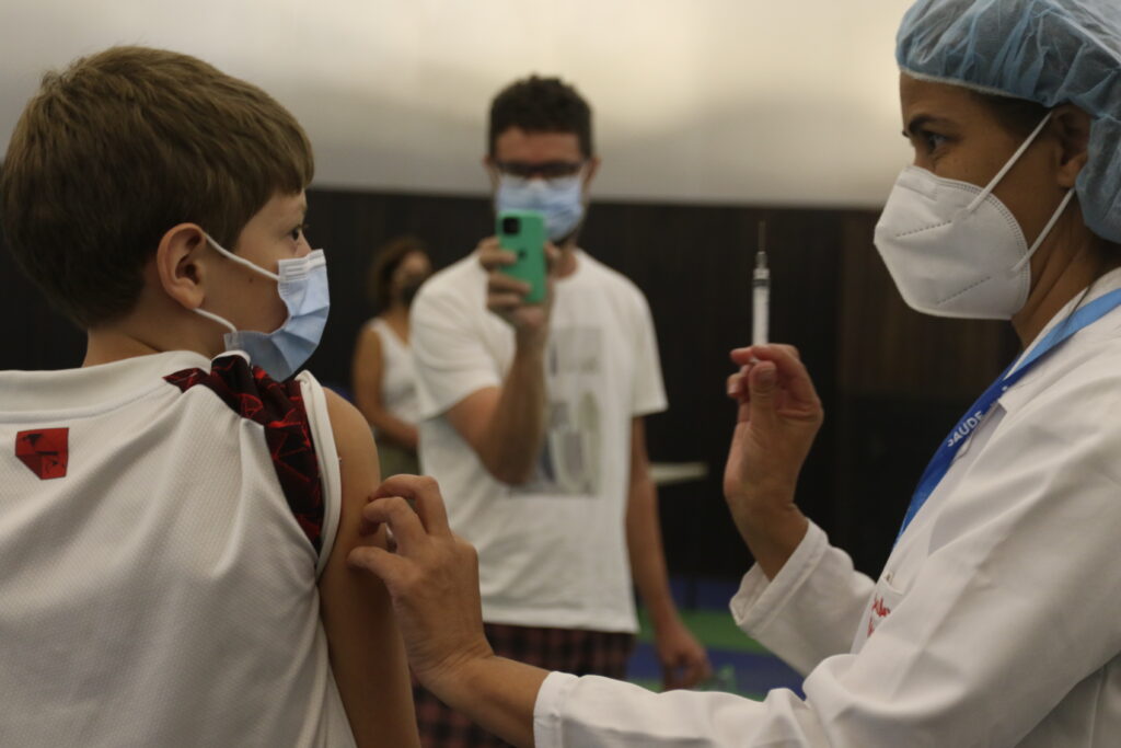 Vacinação infantil contra a covid-19 de crianças