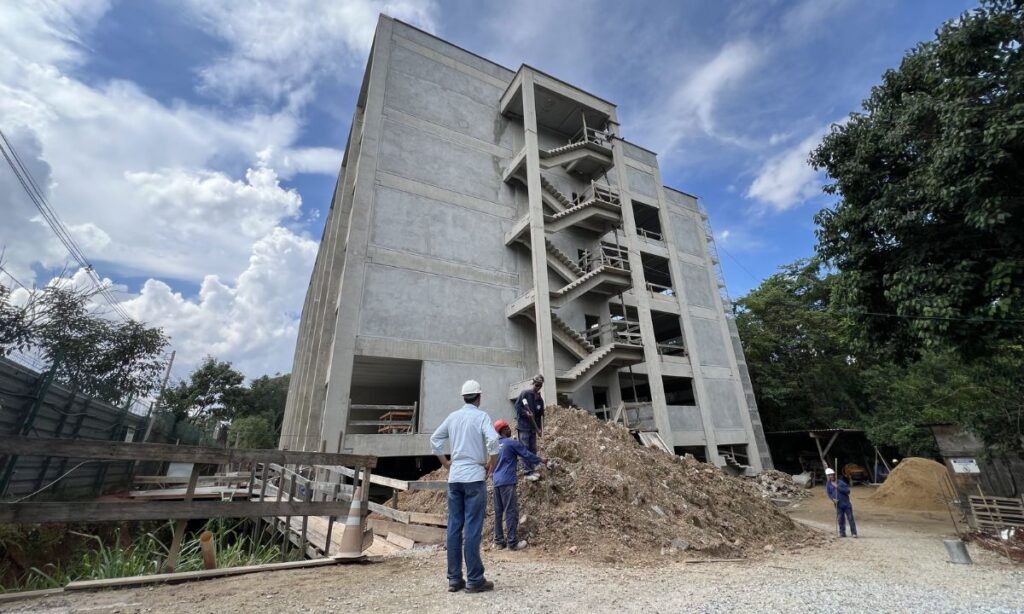 Construção do Centro Nacional de Vacinas em março de 2026
