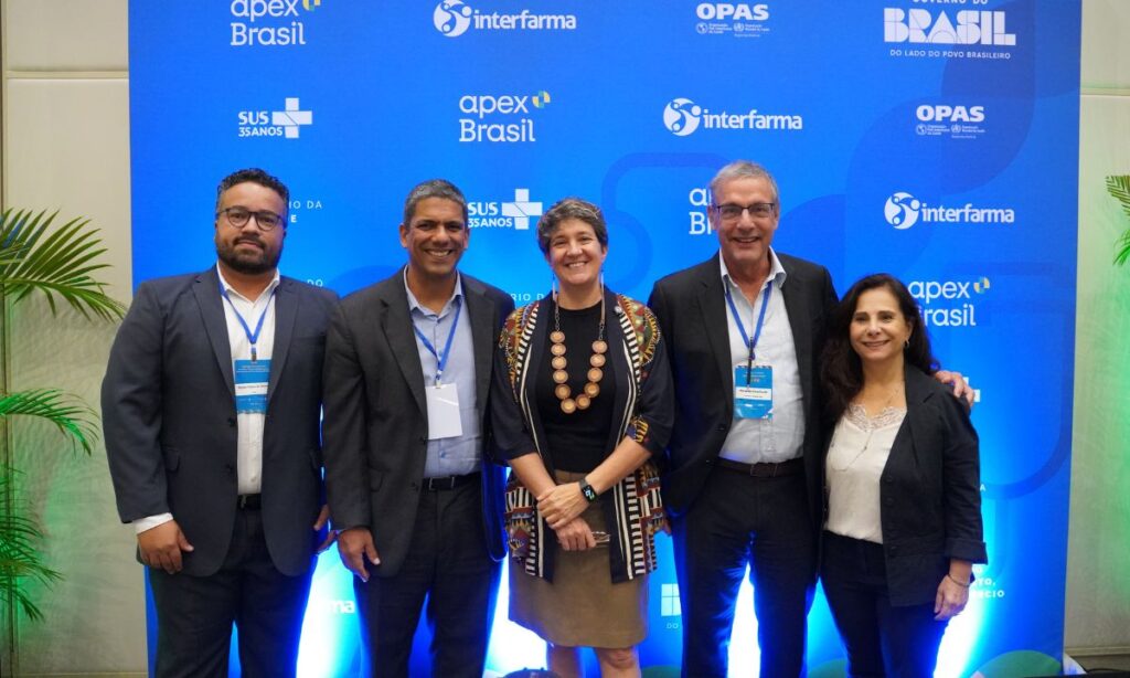 Integrantes do comitê gestor do CTVacinas posam com a secretária Fernanda De Negri