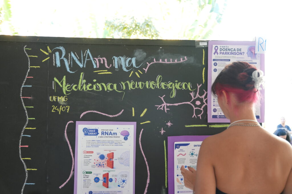 Estande do CTVacinas sobre RNA no Clubes de Ciência