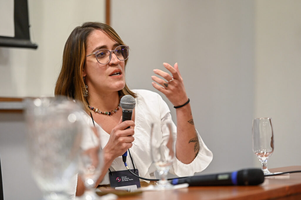 Luna Lacerda, pesquisadora do CTVacinas, no Fórum Brasileiro de Deep Techs
