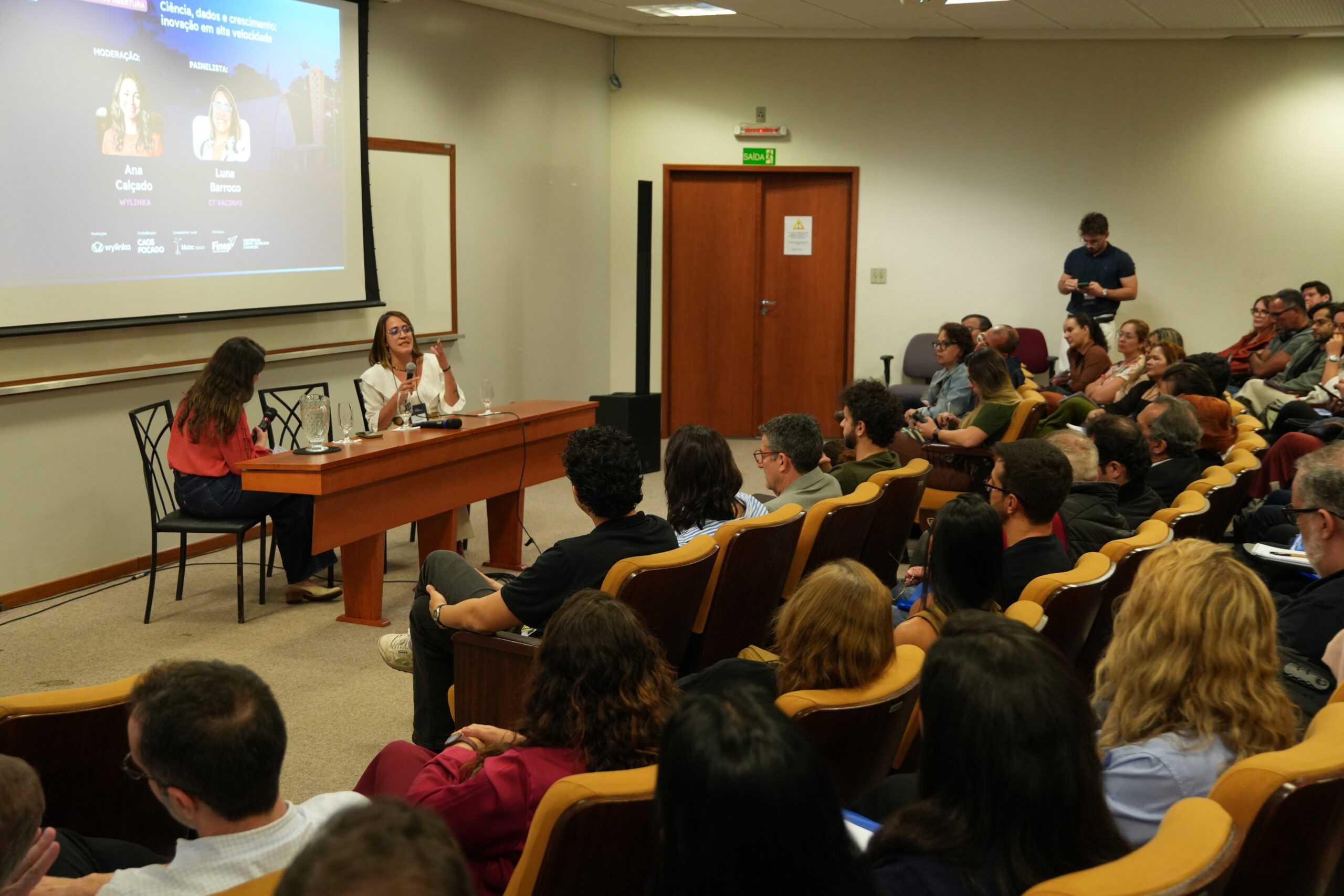 Plateia, Luna Lacerda e moderadora Ana Calçado no Fórum Brasileiro de Deep Techs