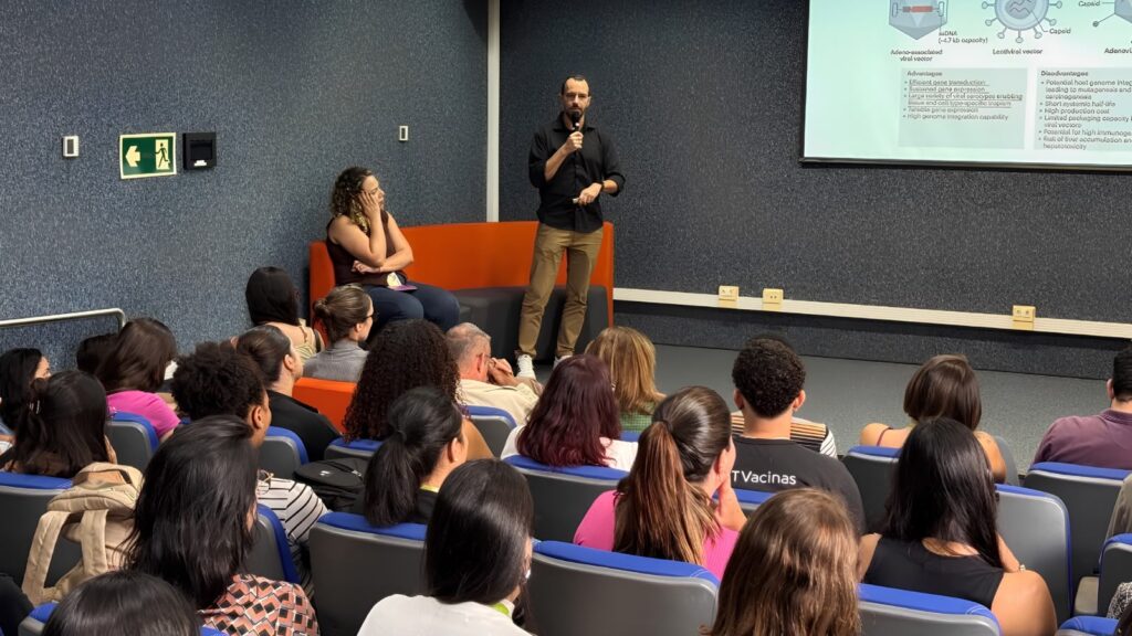 Vinicius Ribas realizando palestra na Série de Seminários CTVacinas