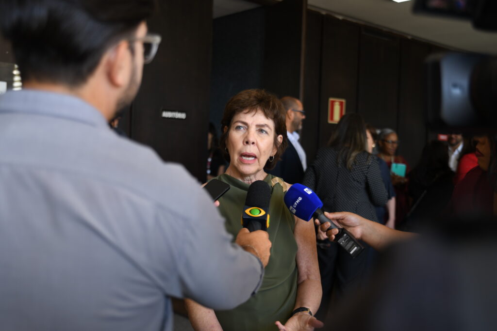 SANTUZA-TEIXEIRA-SENDO-ENTREVISTADA