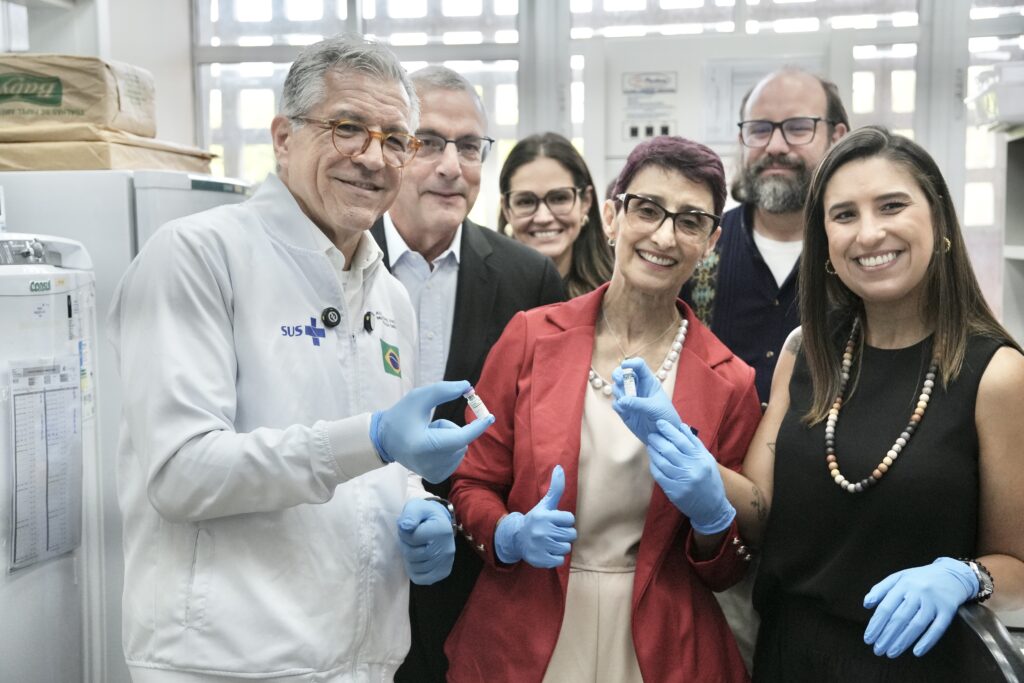 Alexandre Padilha (Ministro da Saúde), Ricardo Gazzinelli, Vice-reitora UFMG e Ana Clara Gazzinelli com frasco da Vivaxin