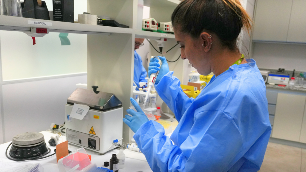 Ana Clara Gazzinelli em laboratório do CTVacinas CTVacinasDivulgação