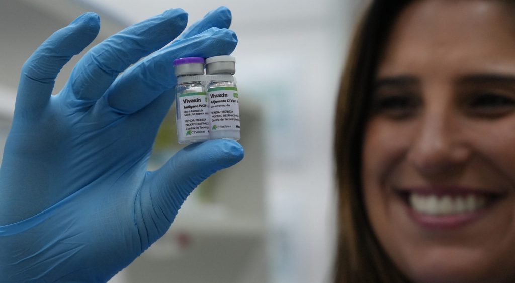 Ana Clara Gazzinelli segurando frasco da Vivaxin