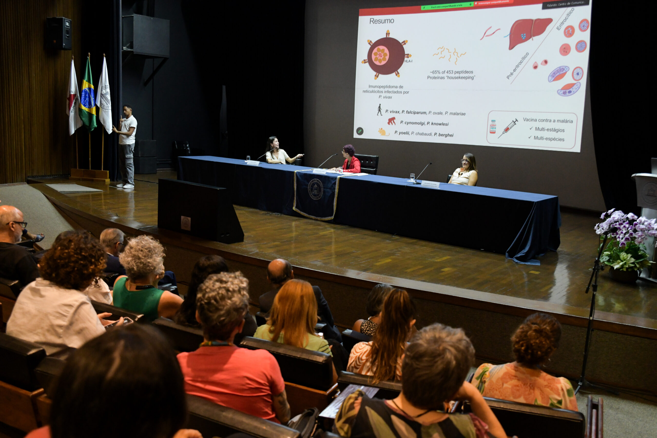 Caroline Junqueira e Luna Lacerda na mesa de abertura da Semana do Conhecimento UFMG
