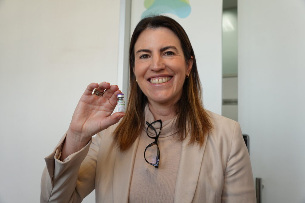 Daniela Marreco segurando frasco da VIvaxin