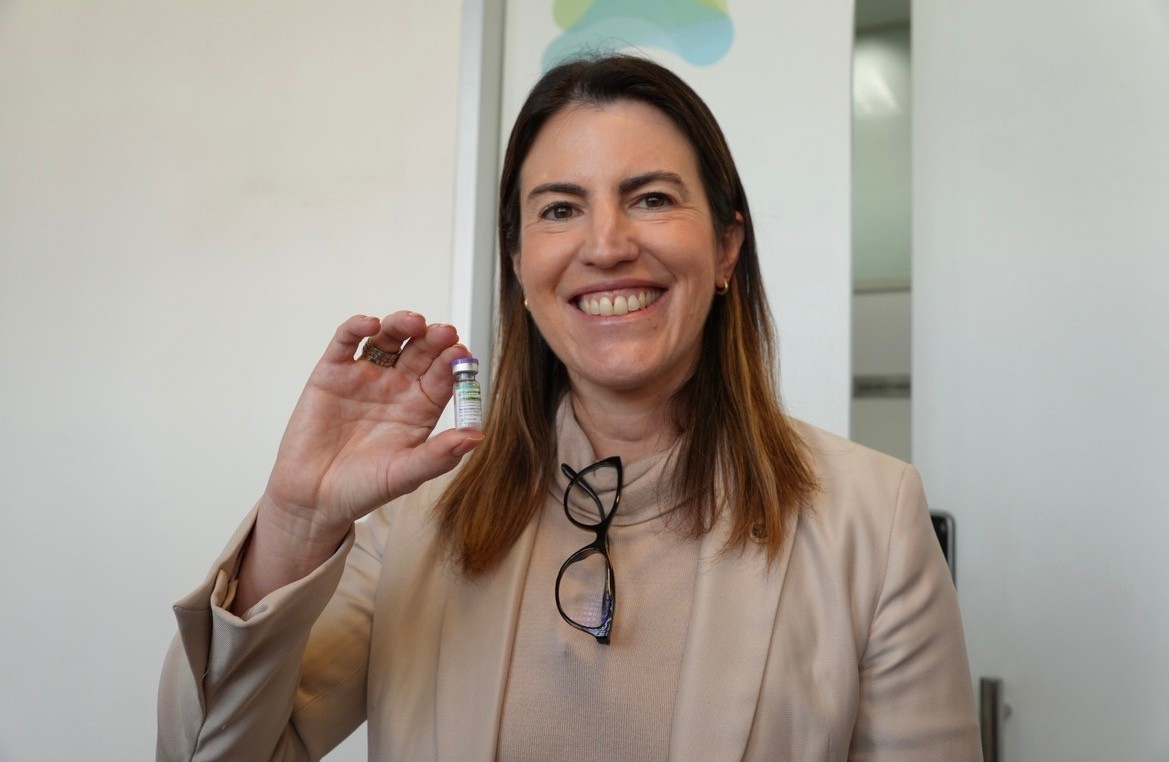 Diretora da Anvisa segura frasco de vacina do CTVacinas
