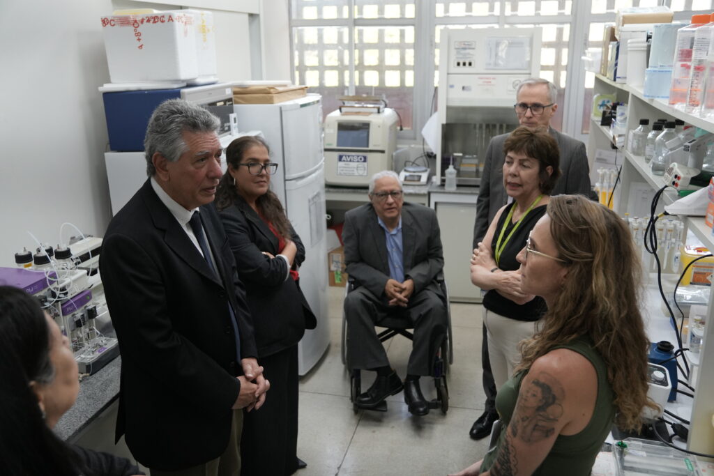 Presidente da Finep no laboratório do CTVacinas
